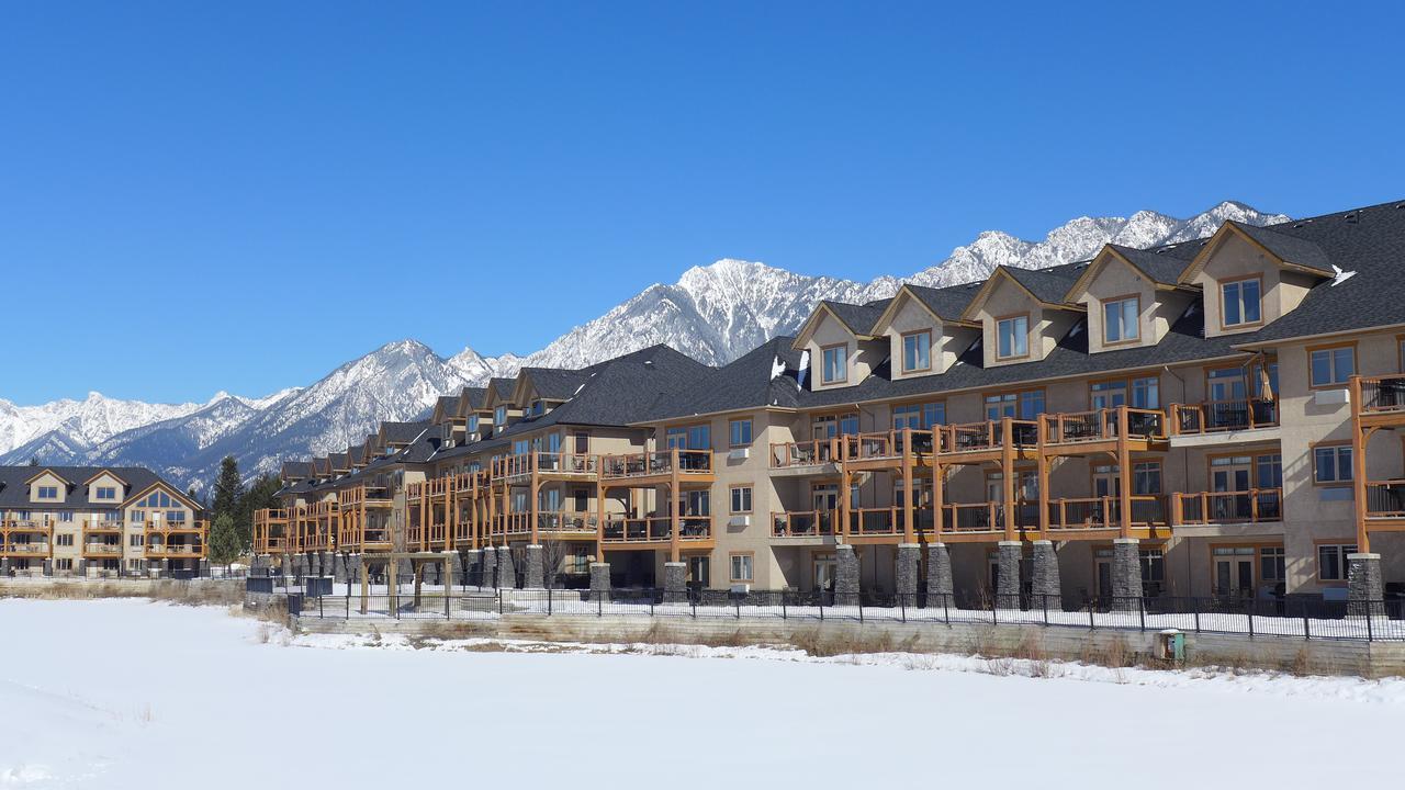 Bighorn Meadows Resort Radium Hot Springs Esterno foto