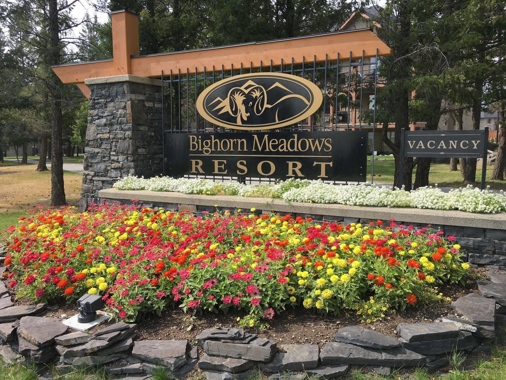 Bighorn Meadows Resort Radium Hot Springs Esterno foto